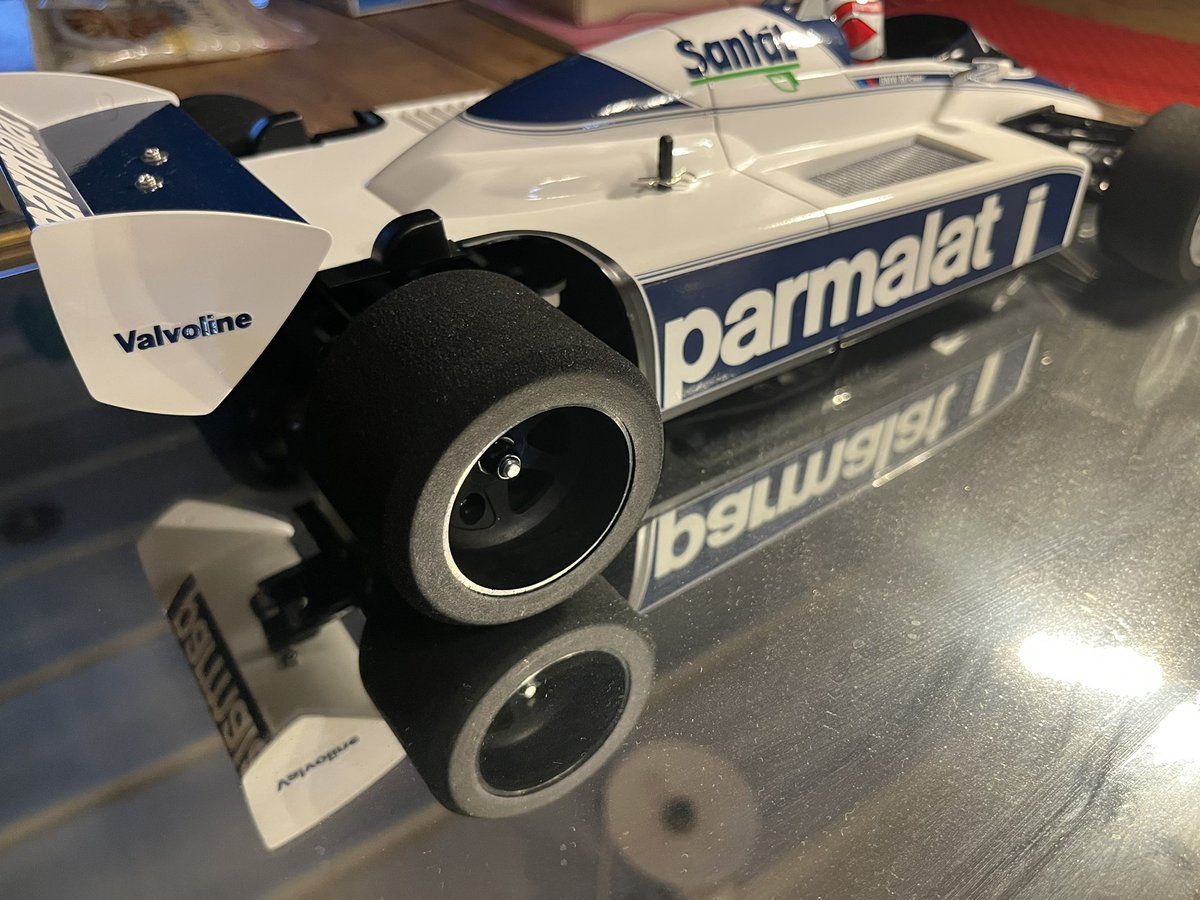 #ブラバムBT50  のタイヤ整形
(^^)昔のF1らしくリアタイヤ大きくしたかったんでプロ10のタイヤ加工(^^)
月曜日でも初走行したいな(^^)