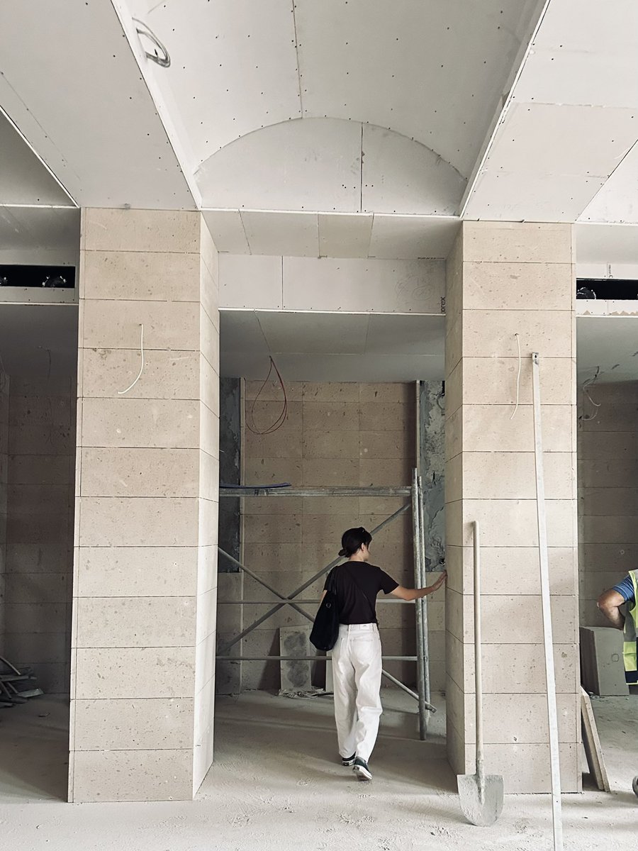 kendi çizdiği camiyi gezerken kızlar