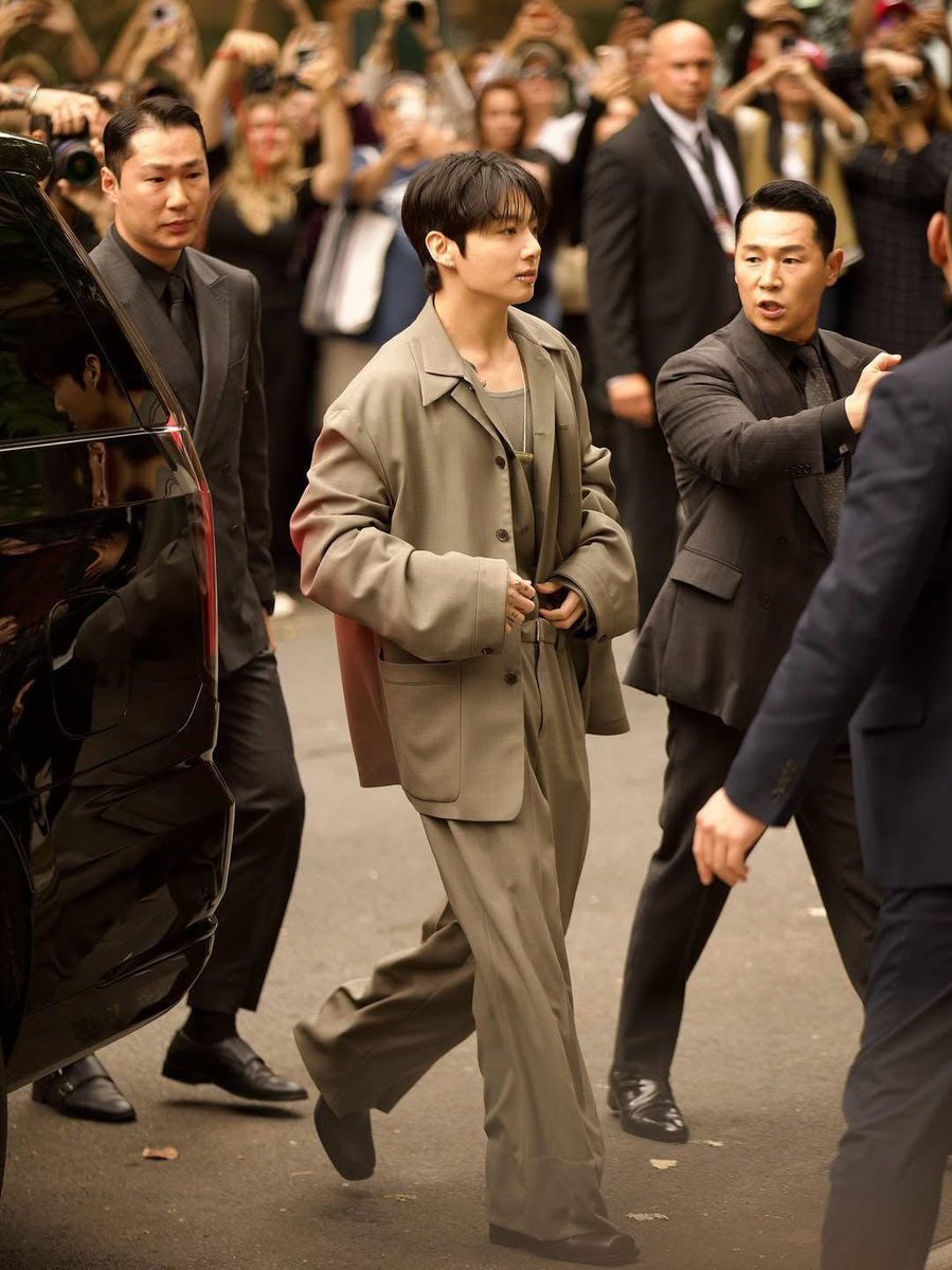 Jungkook made a superstar debut! 🌟
The BTS star turns heads at his first-ever Fashion Week in NYC, stepping out at the Calvin Klein show like a true icon. 🖤✨

#Jungkook #BTS #FashionWeekNYC #CalvinKlein #StyleIcon #KPopFashion #JUNGKOOKxCALVINKLEIN
#JUNGKOOKxNYFW