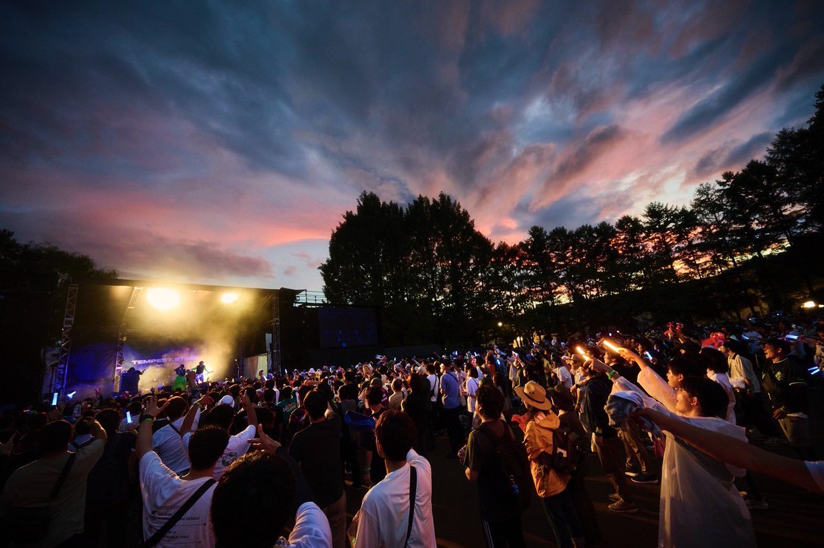 夕焼けは野外ならではの最高の演出
これが見れるのが野外フェスなんだ

最後まで楽しんで行きましょう！

#naf25
#アニエラフェスタ