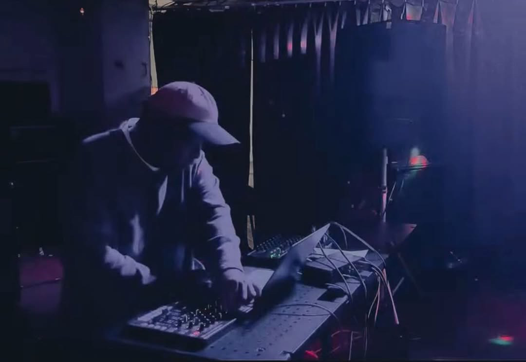 KakeruRecord's tweet image. 2025.09.26 SONY SONIC　@SONIC_Matsumoto
Guestはトラックメイカー。アナログ機材の温かみとデジタル制作の最先端を融合させた手法で音を奏でる。空間的な深みと有機的なリズムによって没入感のあるサウンドスケープを創り出す。9/15に新曲「Velvet Irregularities」をリリース予定の　GAMIBEATS