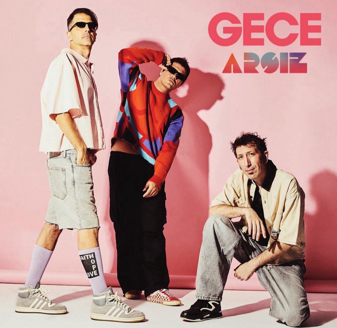 Gözlerinin içinde sanki galaksinin tüm renkleri. Gülüşündeki şeytanlar meleklerden daha iyi. #ARSIZ 

bfan.link/gece-arsiz