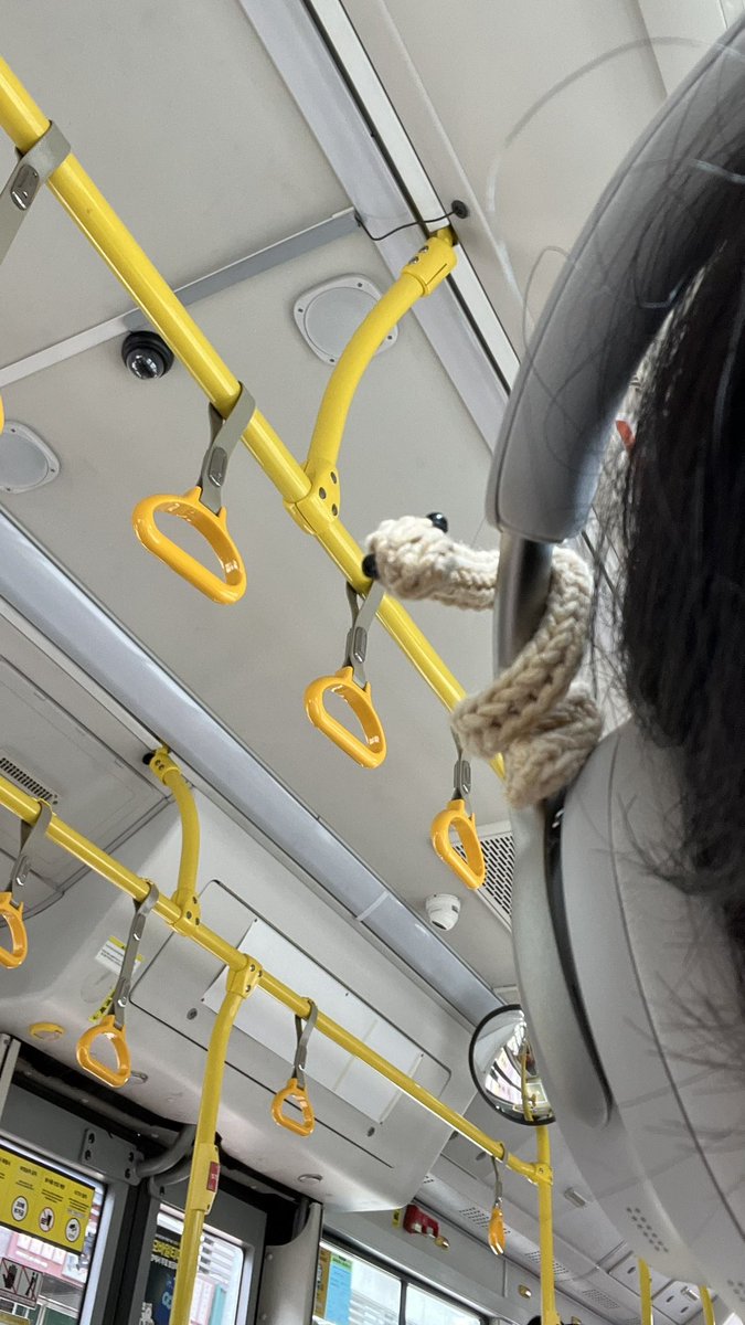 수상하게 헤드셋에 뱀을 달고다니는 사람