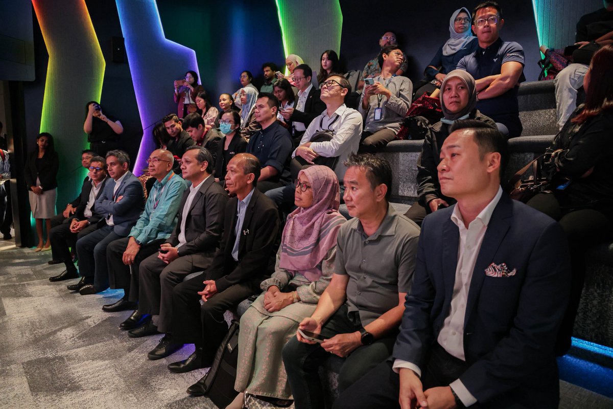 JDigitalNegara's tweet photo. Behind the scenes at our SmartGOV & MDX Summit Media Familiarisation ✨ A sneak peek into the ideas, impact & innovation shaping a smarter future!
#SmartGOV #MDXSummit #FutureReady #malaysiamadani #madanibekerja #rancakkanmadani #jabatandigitalnegara https://t.co/hblzJeWAni