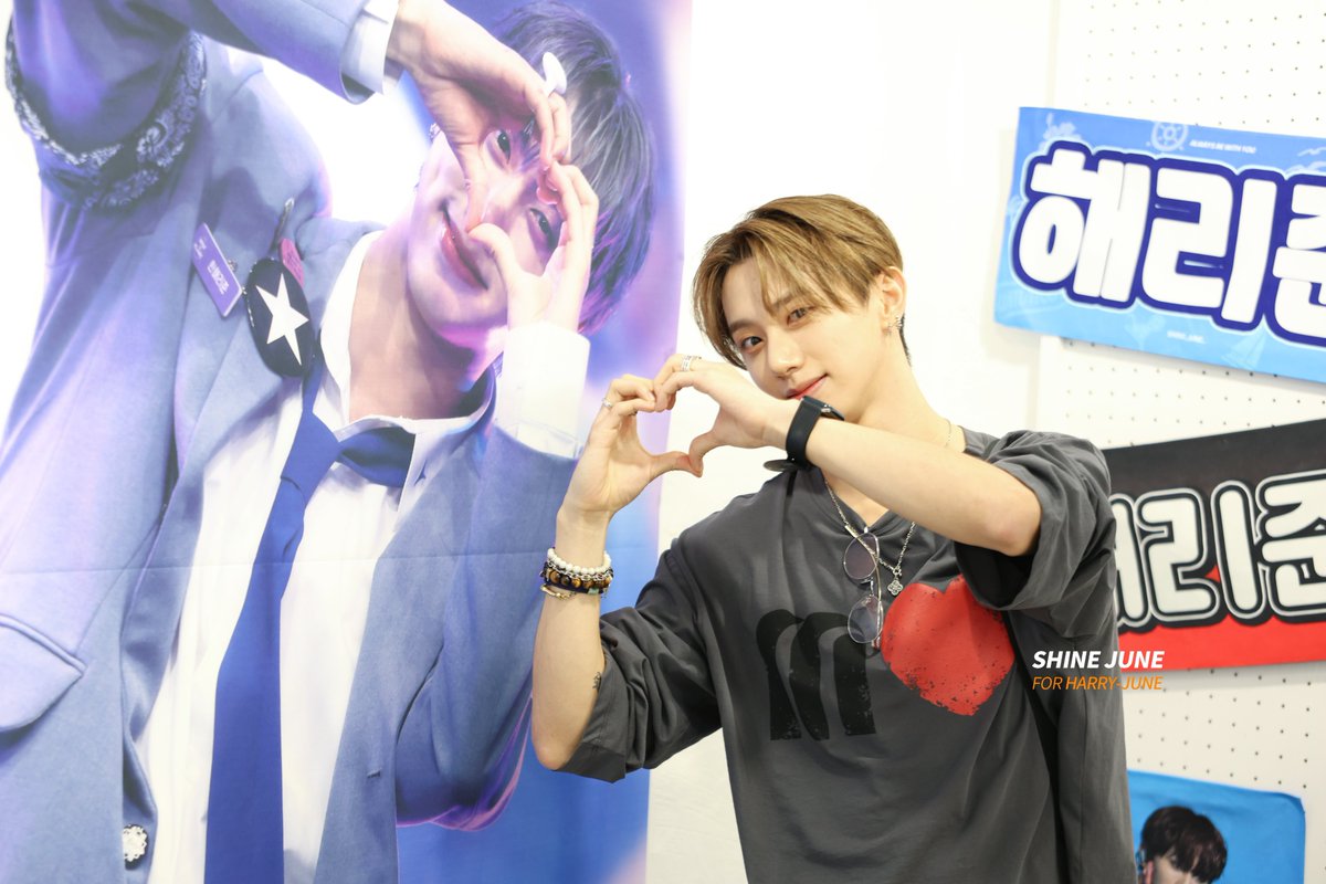 250913 응원 카페

사진을 따라해 줌🥹💓

#ForeverShine_해리준 #해리준 #한해리준
#harry_june #harryjune #hanharryjune 
#BOYS2PLANET #보이즈2플래닛