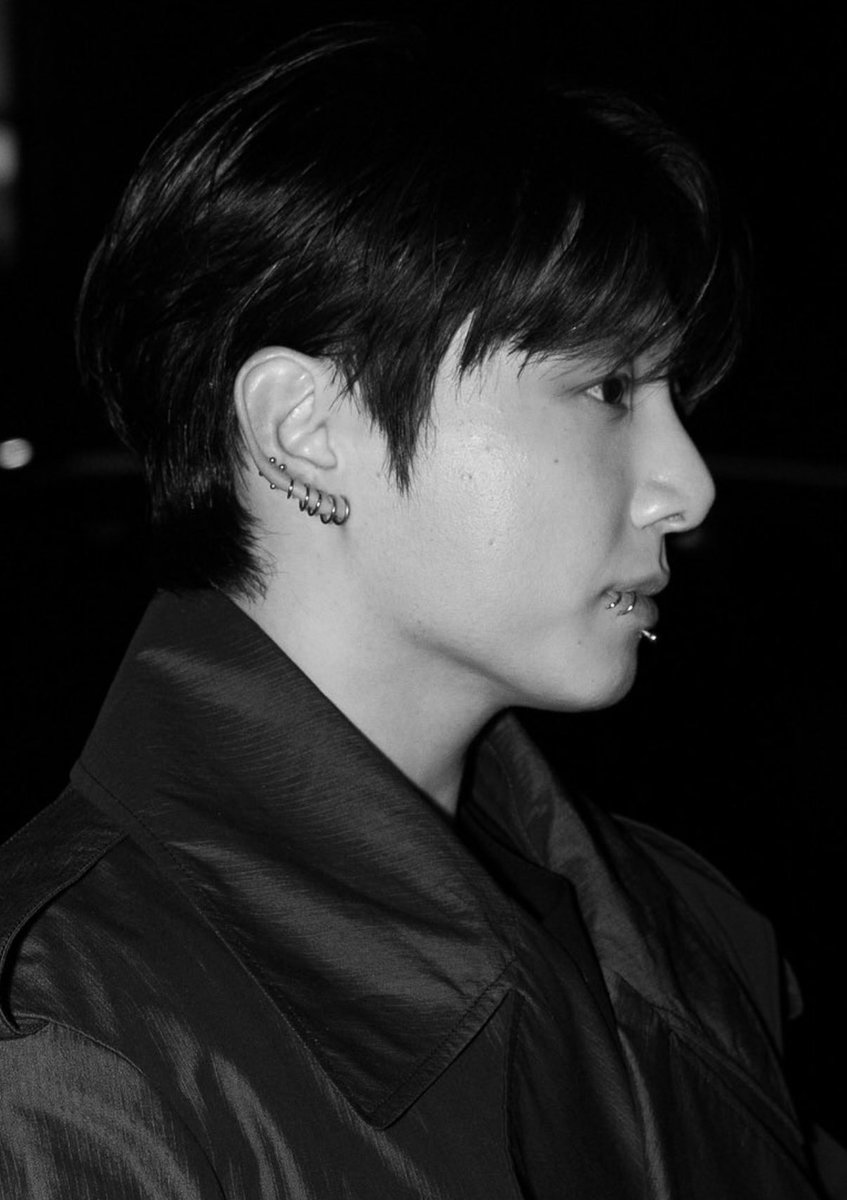 มุมเดียว แต่กินใจอาร์มี่ทั้งโลก จองกุกโคตรหล่อคือมุมข้างของใบหน้าน้องคมชัดเหมือนงานศิลปะที่ไม่มีข้อบกพร่อง หล่อแบบสะกดสายตามาก ยิ่งต่างหูจิวที่ใส่ยิ่งเป็นเสน่ห์ ชอบที่น้องเป็นตัวเองมากๆทั้งรอยสักทั้งเจาะตามจุดต่างๆคือมันเป็นศิลปะอย่างนึงอะ