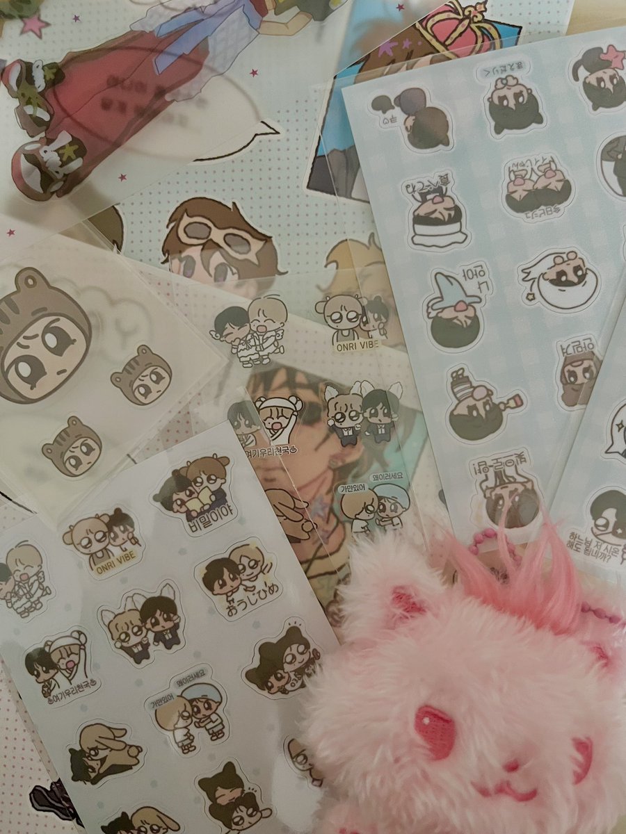 시오닝 도착해서 다같이 찍으니까 너무 귀엽다🥹🥹🥹 내손에 쇼니쿠리 스티커가 이렇게 많아🥹 <a href="/yatchichan/">야치</a> <a href="/oatloversclub/">오트</a>
