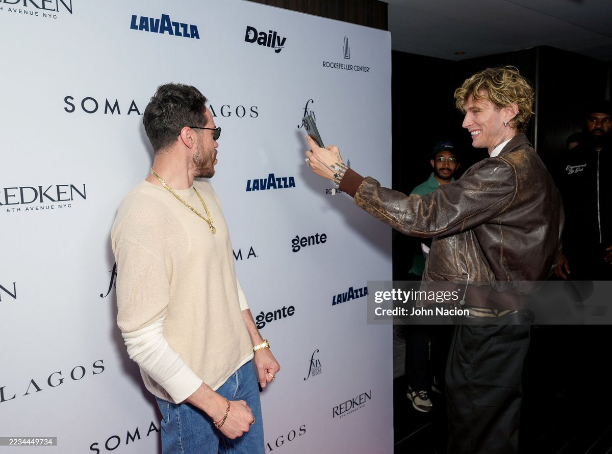 ▫️MGK &amp; Pete Davidson at Daily Front Row's 12th Annual Fashion Media Awards. | MGK y Pete Davidson en la 12.ª edición de los premios Fashion Media Awards de Daily Front Row.
📍The Rainbow Room . NYC 🗽.

 📸 Getty Images