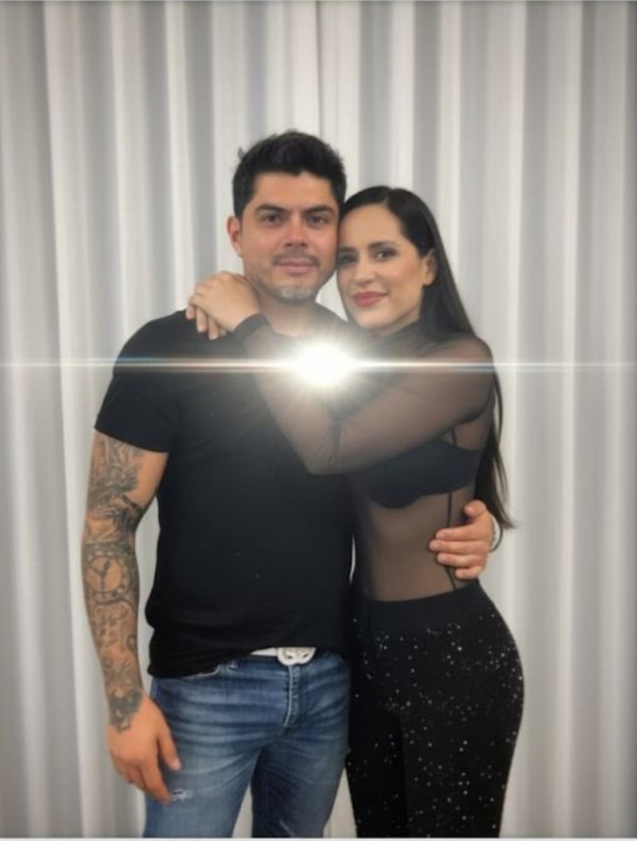 El patitas de molcajete hocicón de <a href="/c4jimenez/">Carlos Jiménez</a> y mi tía la buchona <a href="/SandraCuevas_/">Sandra Cuevas</a> bien acaramelados, porque es puro show su "tiradera" en tuiter #SandraCuevas #C4ENALERTA #C4Jiménez