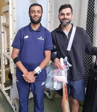 CricTech_X's tweet photo. 🐐👑 Virat Kohli with young cricketers after practice at Lord’s ✨

The King leading by example, inspiring the next gen. 🙌
The GOAT is coming for the ODIs..!!!! 🔥🏏

#KingKohli 👑 #ViratKohli 🐐 #VK18 #IndianCricket 🇮🇳 #TeamIndia #CricTech #CricketUpdates 🔔 #CricketTwitter #KohliEra #VK18Forever