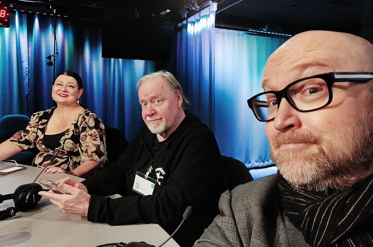 Perjantaistudiossa Mirva  Saukkolan ja Jari Sedergrenin kanssa. Aiheina: PMMP-dokkari, elokuva-alan leikkaukset, Anna Kontula ja seksityö, Provinssille tuomio  kansanedustaja Juha Mäenpään syrjinnästä, Downton Abbey ja nostalgia.
areena.yle.fi/1-75739195