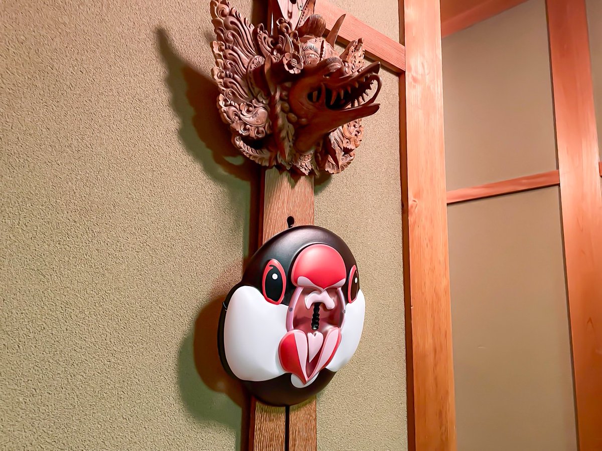 文鳥まつりの事前WEB予約受付は明後日9/15㈪まで!!!!
申し込みはコチラyokohama.hands.net/item/cat/17-in… 

お祭り縁日企画第一弾を紹介します✨
威嚇するときのキャルキャル顔をモチーフにした
「キャル面」です!!!
家に飾って魔除け風のお面です✨✨
頭に付けて文鳥まつりを楽しんでもOKですよ🪽
#文鳥まつり