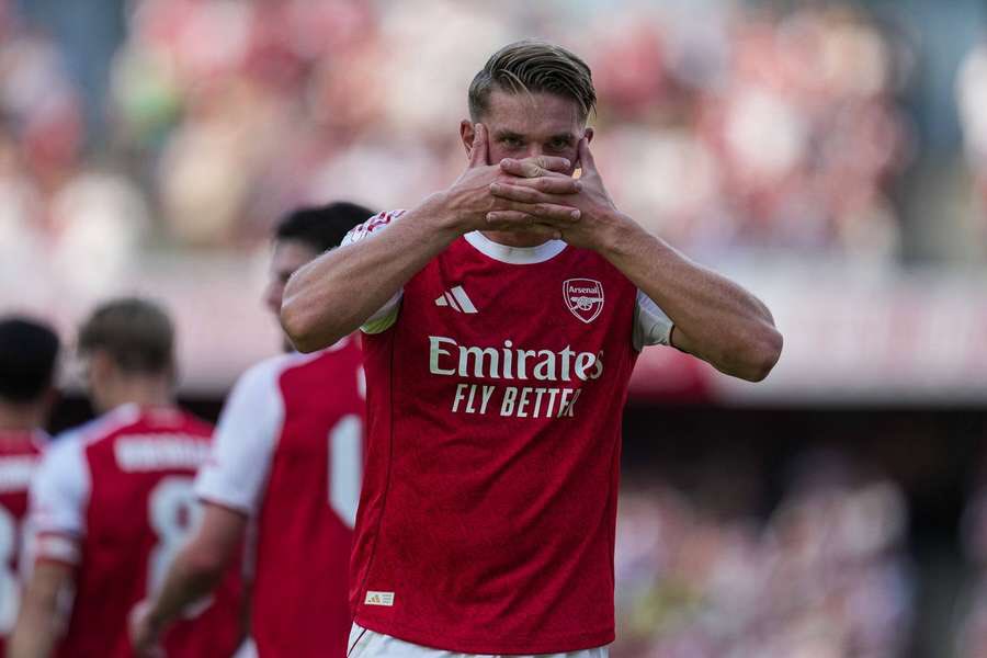 FOOTBALLDESK_Ug's tweet photo. PREMIER LEAGUE EARLY KICKOFF🚨
ARSENAL VS NOTTINGHAM FOREST

The Gunners have a strong head-to-head record, winning 3 of the last 5 encounters. 

Forest's new manager Ange Postecoglou faces a tough test against Mikel Arteta's side for his first game in charge.

✍️ @sam_kamoga https://t.co/lIak7WvewJ