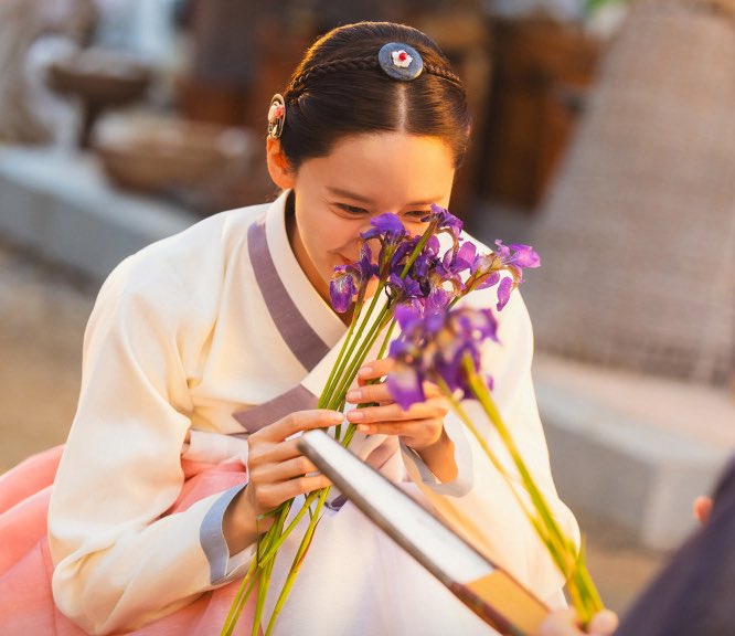 왕보다 먼저
왕이 연모하는 여인을
곱다고 표현해준 사람이
왕의 호위무사인 사건
