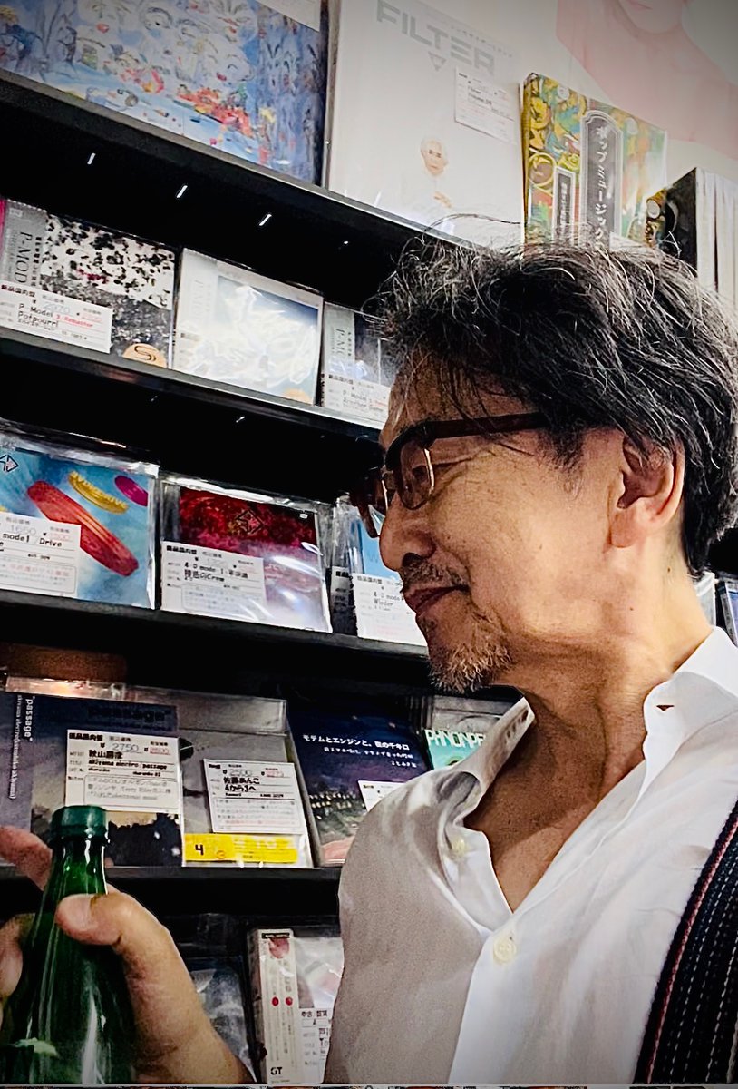 kakiyam00970758's tweet photo. ちょっと所用のため都内に。
中野shopMECANOさんに寄る。
私のアルバム「passage」「fragile」が面出しされてる。
喜ぶ俺（笑）
引き続き私のアルバムは、MECANOさんで購入出来ます。
通販も出来ます。
よろしくお願いいたします！
中野君　ありがとう！
秋 https://t.co/38syzjPMXR