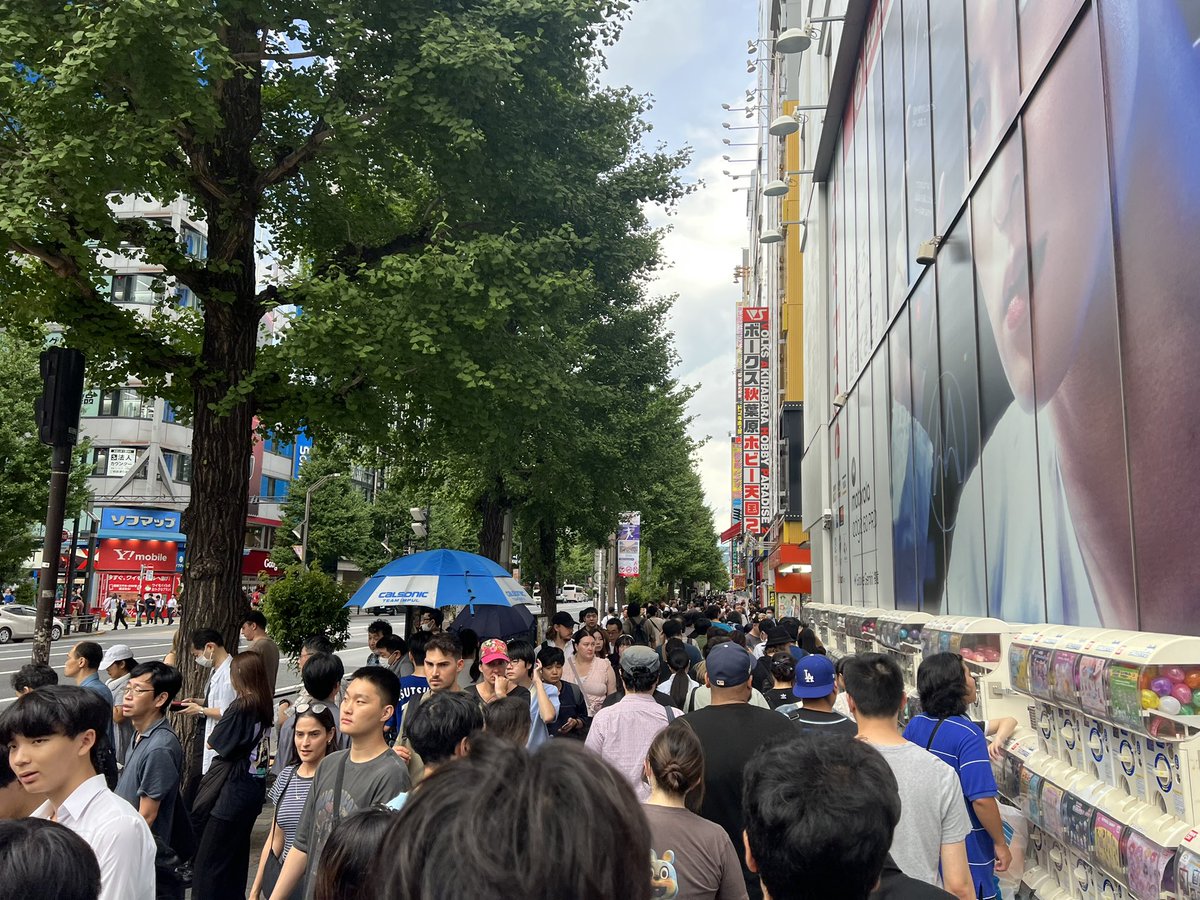 土曜昼の秋葉、やばいな！すごい人