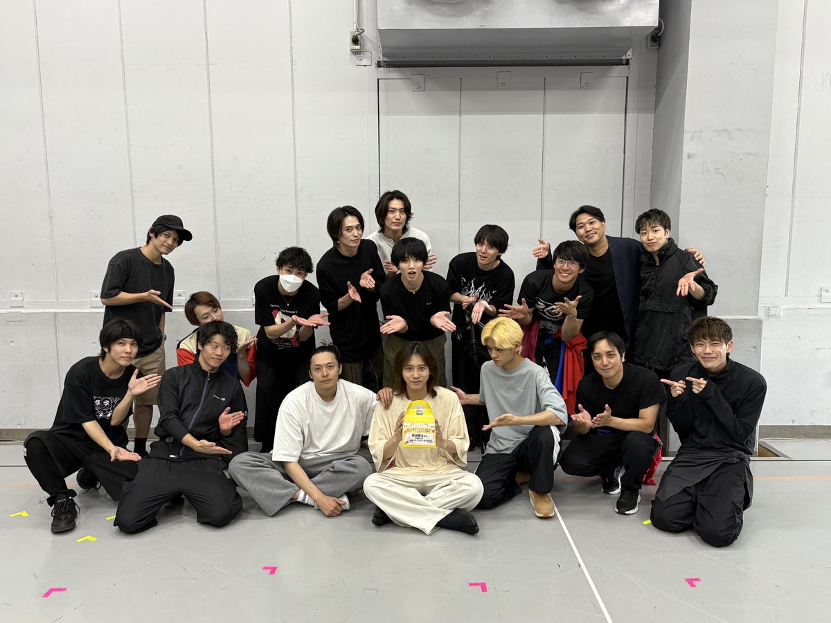 鳥越さんのリークのお陰で、荒牧社長からサンダルの2代目を誕生日プレゼントで頂きました。履き潰しますありがとう😊

稽古場ではルイを祝ったよ^ ^

9月生まれ多い！！