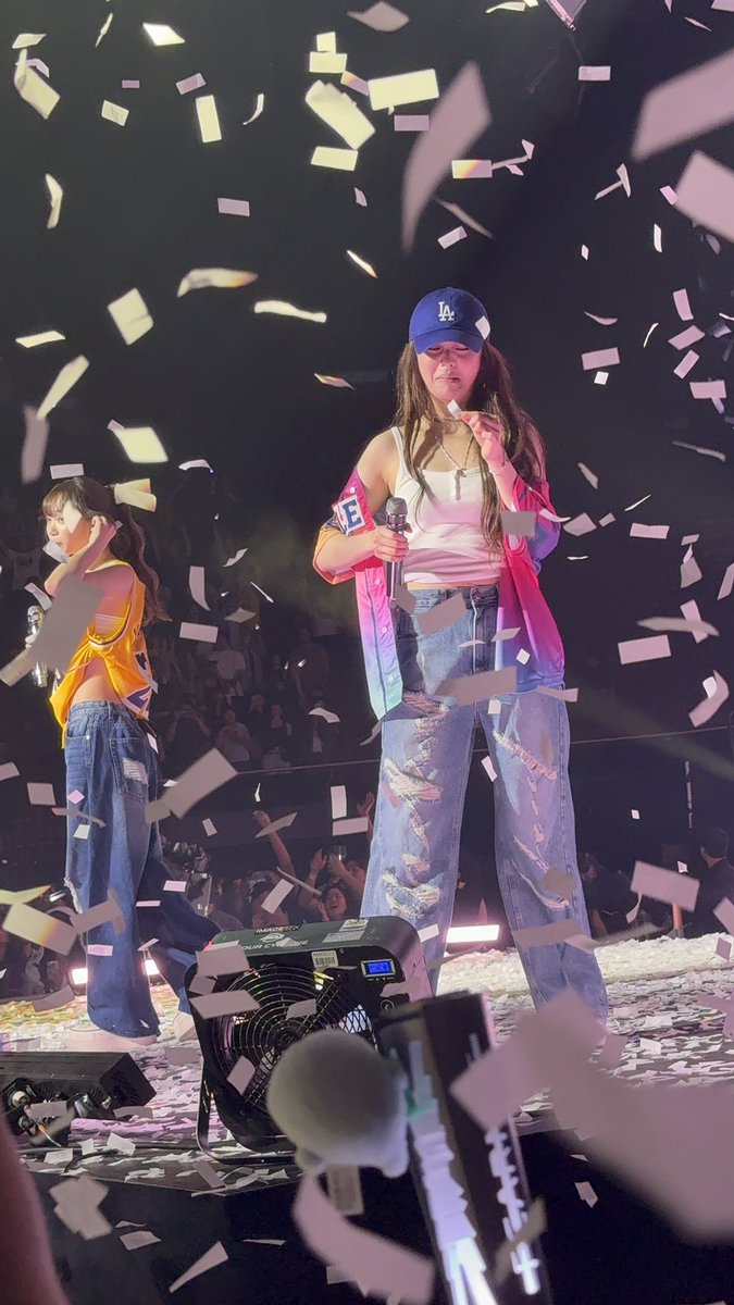 modneK's tweet image. yunjin caught confetti with her tongue 😭😭
#LESSERAFIM #YUNJIN #EASYCRAZYHOT