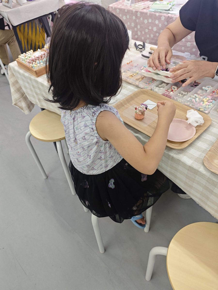 emissionjp's tweet photo. マルシェでアクセサリー作りをする娘さん。
一人でも頑張れます。 https://t.co/tLuxduYDDV