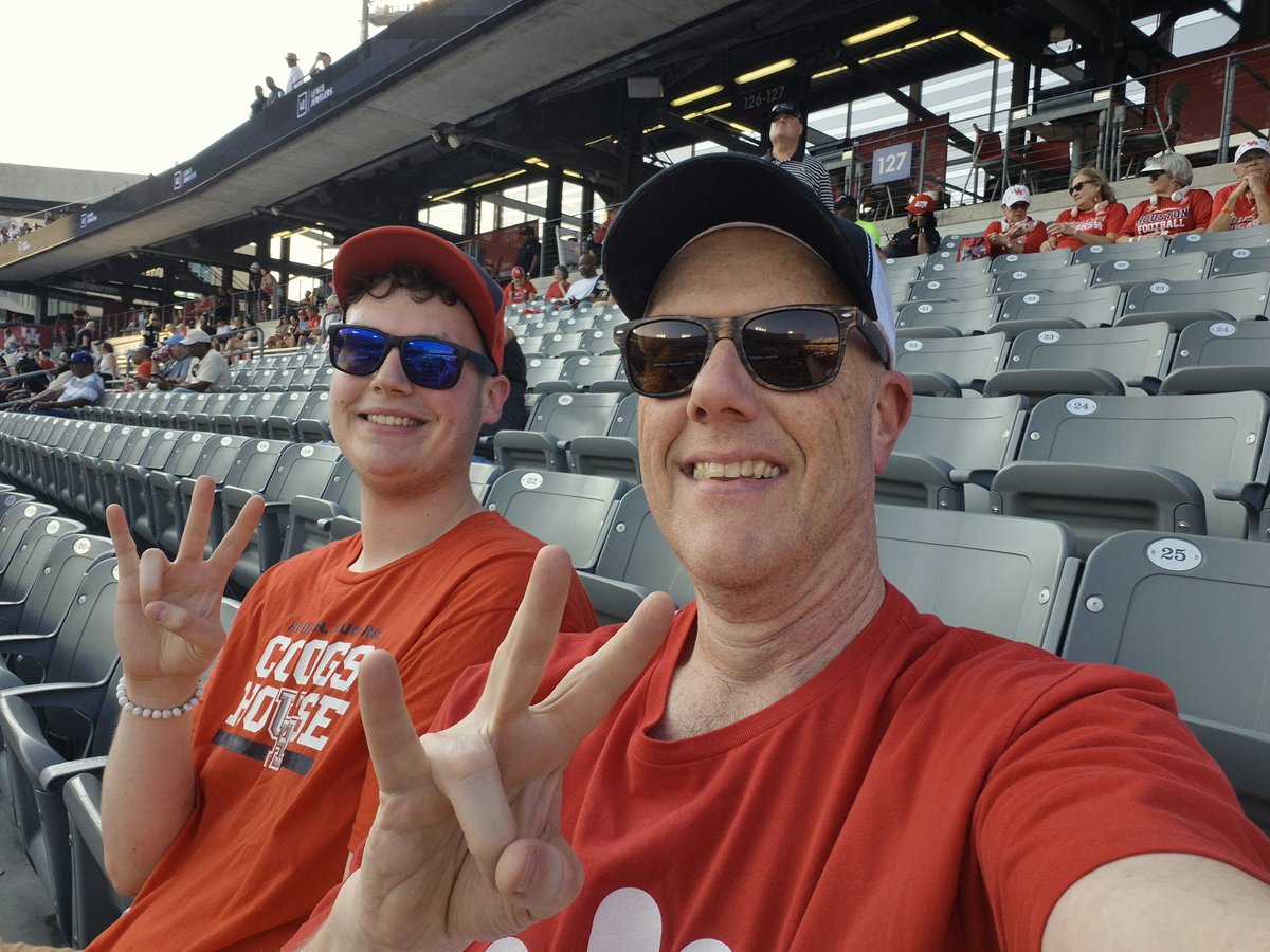 summers_llm's tweet image. After the senseless, tragic events of this week, I&apos;m reminded how much I cherish these games and times of hanging out. 10+ yrs of @UHCougarFB home games with my son!