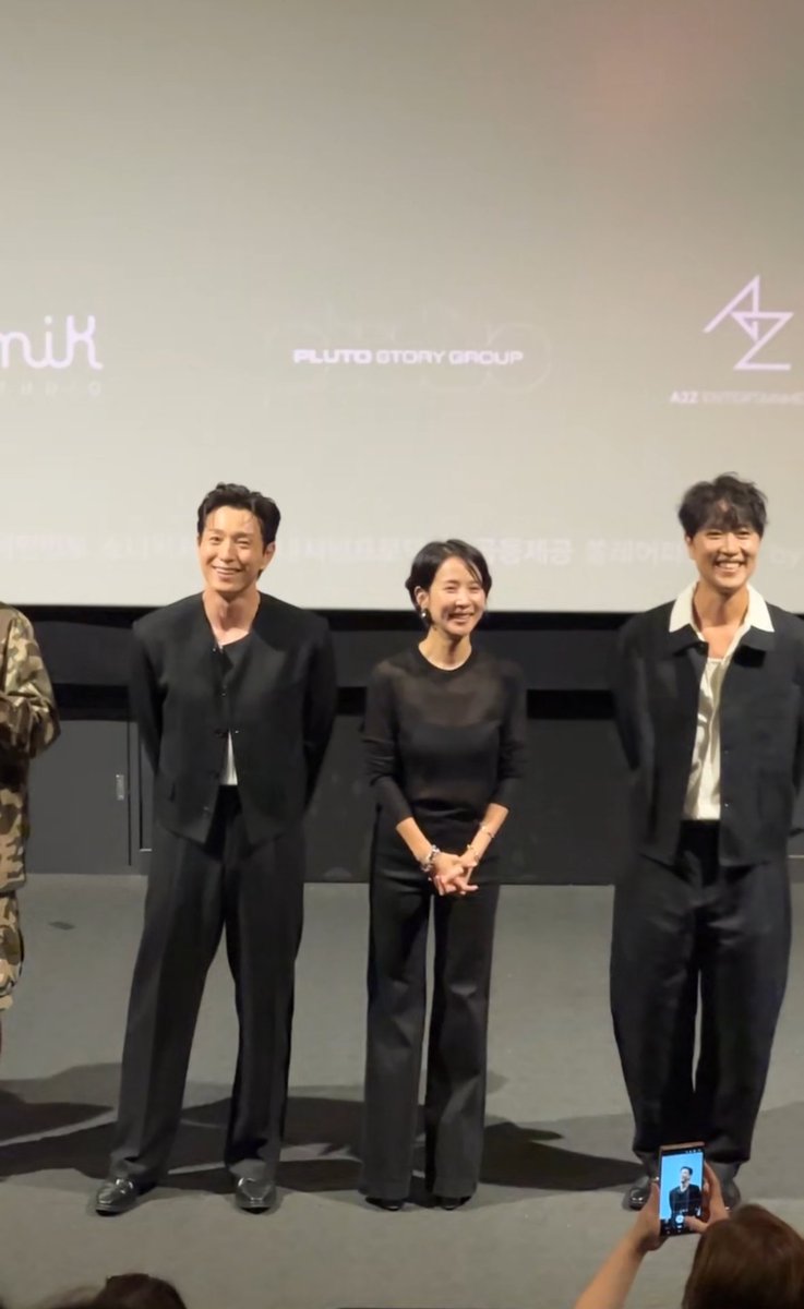 무대인사 할 때 아까 활짝 웃던 사람들이 맞나 싶음
정성일 실물은 훈훈했는데 영화 속은 완전 살벌x1000000
조여정도 진짜 예쁘다~ 하고 있었는데 영화 속에서는 냉기 뿜는 거 레전드ㅎ
이번 살인자 리포트 시사회는 반전에 연속이었음