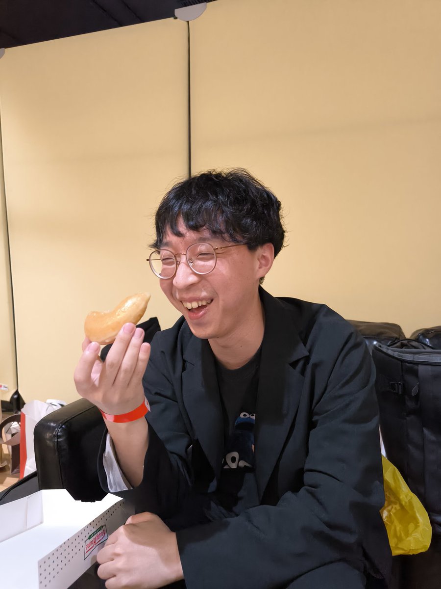 『士 -SAMURAI-』、激動の前半戦終了！🔥🔥🔥
​プレイヤーたちの魂がぶつかり合う、まさに激アツな戦いでした！
皆さん、ご覧いただけましたでしょうか？

​休憩中のpeaceさんをパシャリ📸
この後の後半戦は、15:30より再開します！
​さらに白熱する戦いを、お見逃しなく！