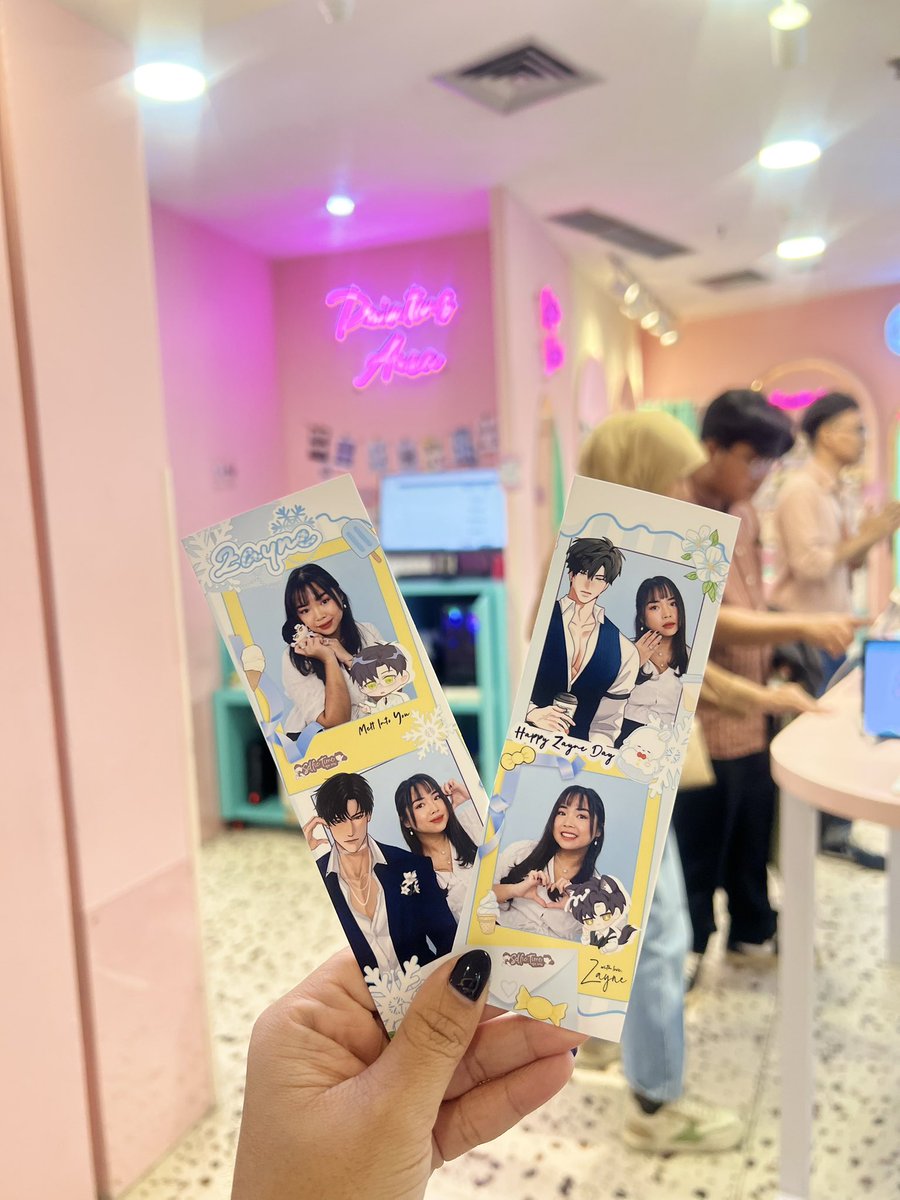 aloeceraa's tweet photo. Akhirnya bisa foto bareng ya, suamikk 💙💙💙
setelah seminggu aku tantrum dan super mengiri sama orang orang yang udah bisa foto sama kamu huhu😭😭😭
Thankyou for bday frame eventnya @withlovezayne TERBAIKKKK POKOKNYA
#MeltIntoYou
#ZayneVersary
#ZayneBirthday2025 https://t.co/7MUbuJnPlc
