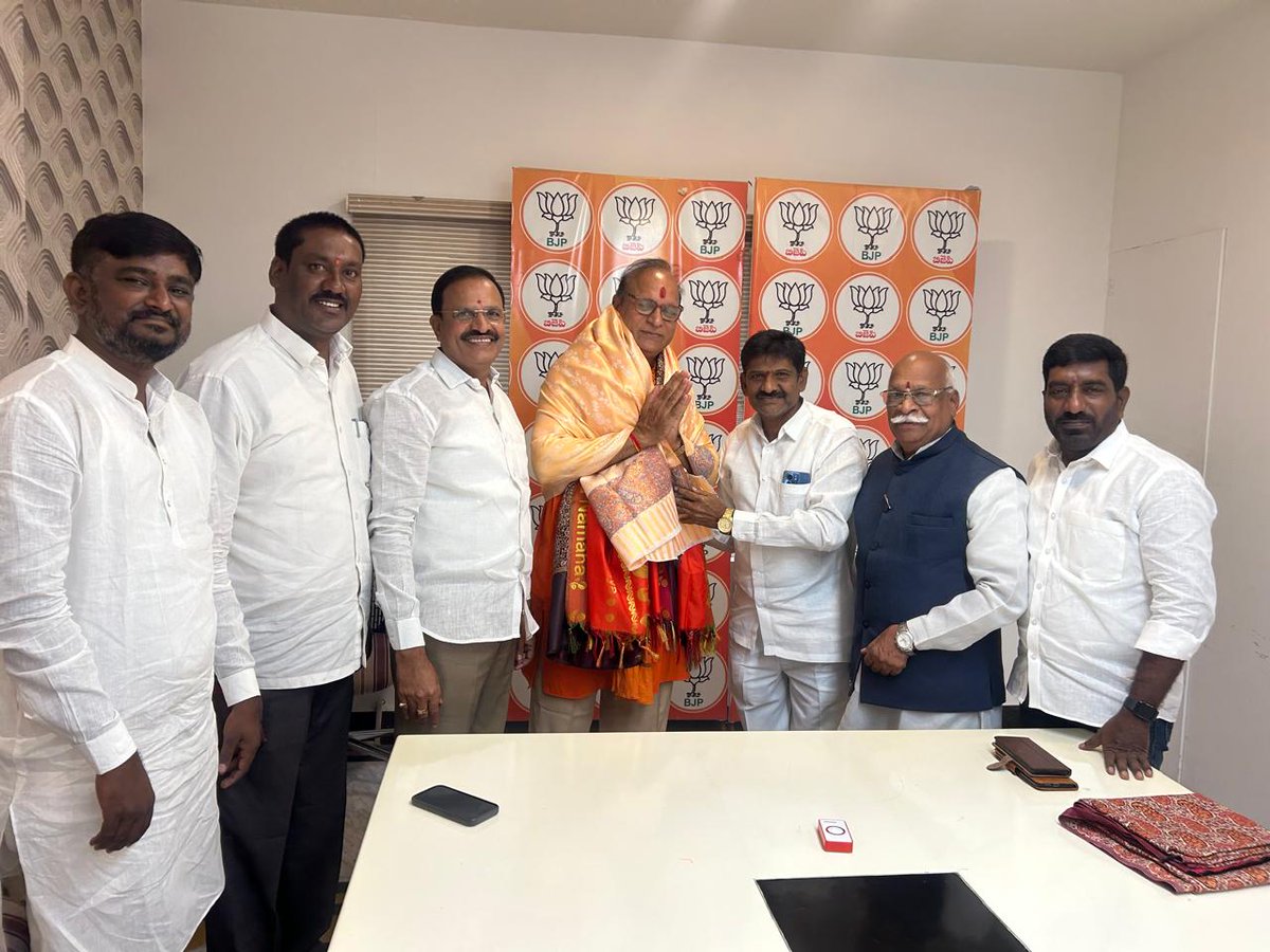 Shanthi Kumar (@bjpshanthikumar) on Twitter photo బీజేపీ రాష్ట్ర కార్యాలయంలో నన్ను ఉపాధ్యక్షుడిగా ప్రకటించినందుకు 🎉 సన్మానించిన సందర్భంలో, సీనియర్ నాయకులు <a href="/Naguraonamaji/">Nagurao Namaji</a> గారు, రతంగా పాండురెడ్డి గారు, పగుడాకుల శ్రీనివాస్ గారు, జిల్లా అధ్యక్షుడు సత్య యాదవ్ గారు, రఘురామయ్య గౌడ్ గారు, మహబూబ్ అలీ గారు మరియు ఇతర నాయకులకు 🙏 బీజేపీ రాష్ట్ర కార్యాలయంలో నన్ను ఉపాధ్యక్షుడిగా ప్రకటించినందుకు 🎉 సన్మానించిన సందర్భంలో, సీనియర్ నాయకులు <a href="/Naguraonamaji/">Nagurao Namaji</a> గారు, రతంగా పాండురెడ్డి గారు, పగుడాకుల శ్రీనివాస్ గారు, జిల్లా అధ్యక్షుడు సత్య యాదవ్ గారు, రఘురామయ్య గౌడ్ గారు, మహబూబ్ అలీ గారు మరియు ఇతర నాయకులకు 🙏