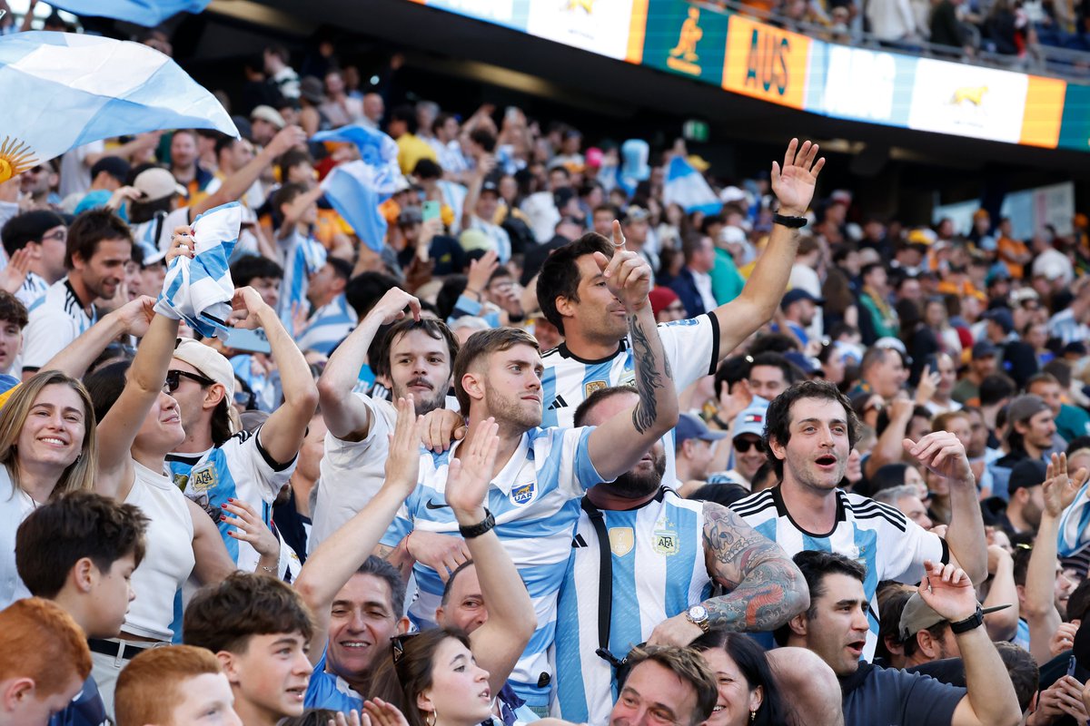 Loud and proud 🇦🇷🤩

The passionate Argentina fans brought the noise during the win in Sydney 👏

#AUSvARG | #TheRugbyChampionship