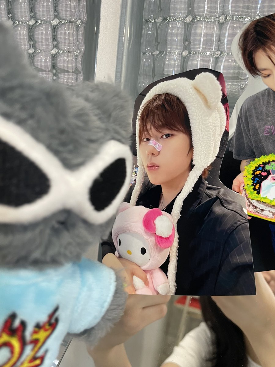 카페 분위기가 진짜 블루레몬에이드st였어요😍 너모너모 이쁘구 청량하고 아름다웠습니다🩷 럭드도 하나하나 너모이뻐서 다 뽑고싶었는데🥹 슬로건 못 뽑은게 너무 아쉬워요. 그래도 옷 뽑아가서 기분째짐😎 이쁜 생일카페 주최해주셔서 감사합니다.🩷

#Lemon_Strike
 #레몬처럼_짜릿한_지코의_생일