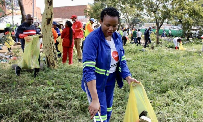Tsogang3's tweet image. I drove to TUT this morning 😱

Guys, Tshwane is clean like I've never seen it before. 

I think ActionSA is not playing 😬

Some of the places that used to be smelly illegal dumping sites are now a clean place you can have a picnic on 😳