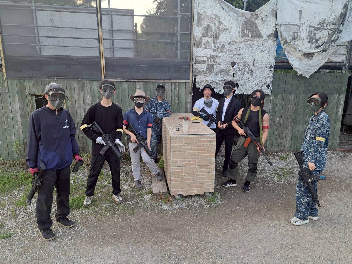 9/8に千葉県印西市にてサバゲー企画を開催しました🏭🔫
キャンピングクラブとのコラボ企画として、キャンピングクラブのメンバーと一緒にプレイし、とても賑やかで楽しい1日となりました☺️
隠れながら銃で相手を撃つ緊張感.....癖になりますね😆