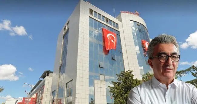 Yine bir şafak operasyonuyla uyandık!
Bayrampaşa Belediye Başkanımız Hasan Mutlu ve yol arkadaşlarımız sabaha karşı gözaltına alındı.

İktidarın, yargı kılıfı altında yürüttüğü uydurma operasyonlarla tüm belediyelerimize çökmeye çalıştığı artık apaçık ortadadır!

Halkın oylarıyla