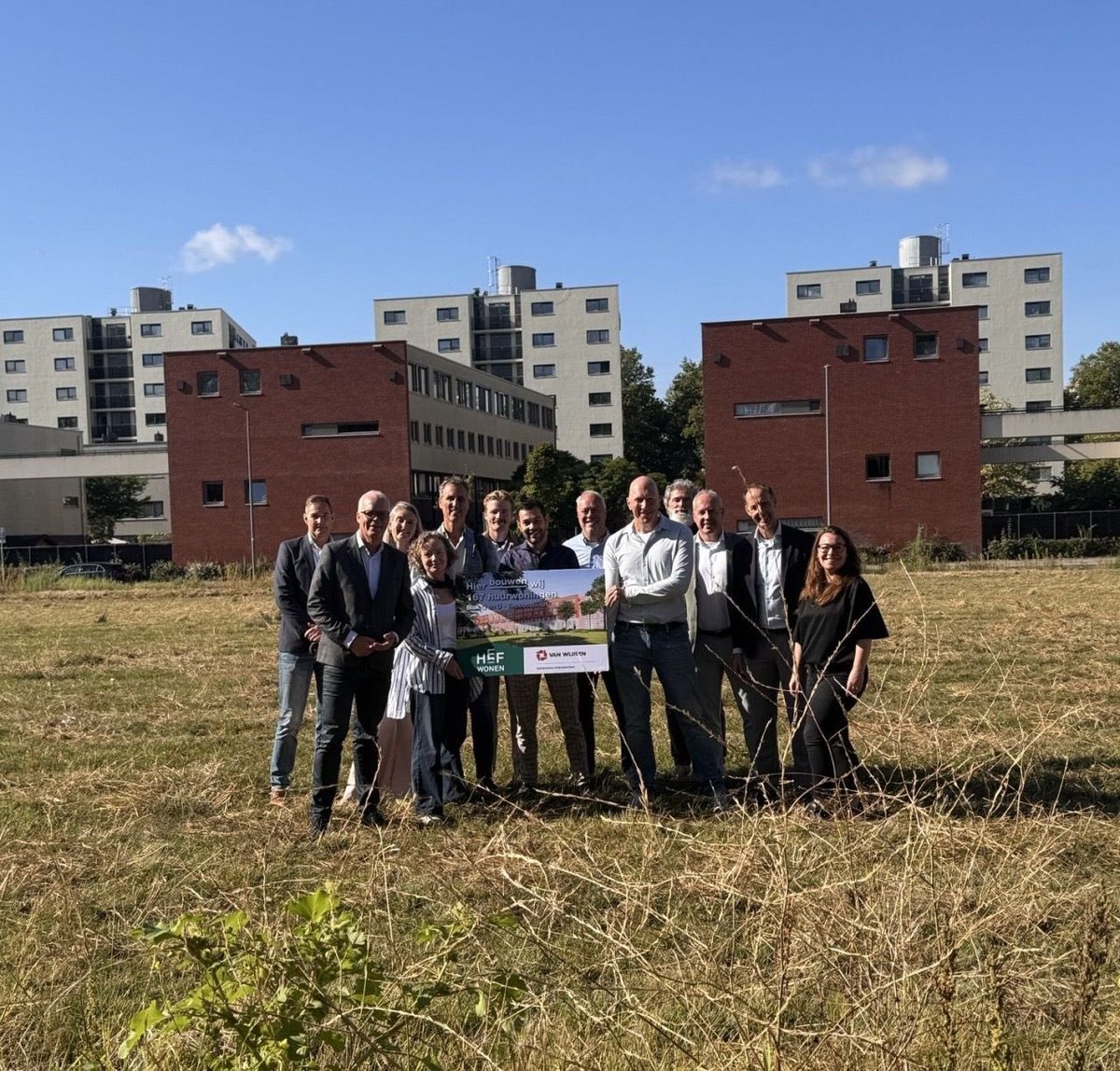 PeterHutten's tweet photo. Kick off van 167 nieuwe huurwoningen Tweebosbuurt met #HefWonen, #GemeenteRotterdam en @VanWijnenGroep.
Een gevarieerd woningaanbod waarmee ingespeeld wordt op grote vraag naar betaalbare huurwoningen voor verschillende doelgroepen, met een eigentijdse architectuur van #TokoFuze. https://t.co/c0VujwXxzs