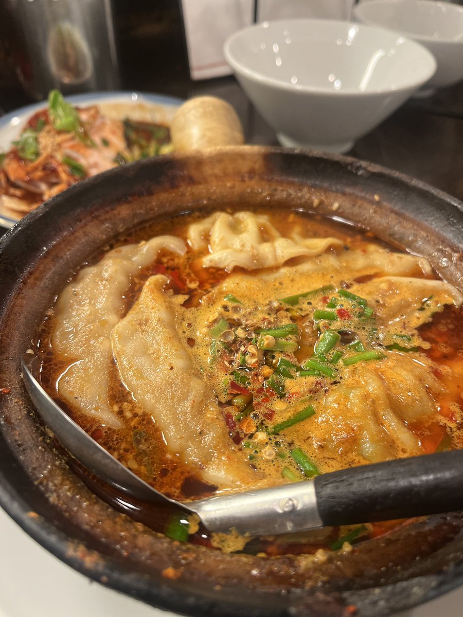 riribabe___'s tweet photo. 麻布十番の「万豚記 飯倉店」は町中華飲みずきも大満足のお店と思う。店員さんがワンオペでキッチン手際良く回しまくってくれているおかげで混んでても驚異的な提供スピード。とにかくビールと合う麻辣湯餃子が特にお気に入り。しっかり辛くてしっかりおいしくて元気出る。 https://t.co/QVrlKghfRs