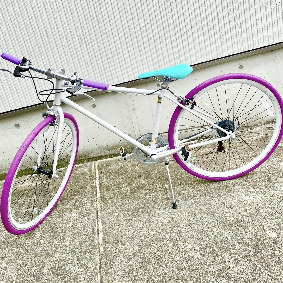 【ご協力ください 拡散希望】
自転車泥棒です。

施錠して家の前に停めていた
娘の自転車が盗難にあいました

昨晩9/12から本日9/13昼までの間です

幸いと言うか家の真ん前に商店会の
防犯カメラがありますので
(商店会会長まだやってます)

どっちから来てどっちに行ったか
盗難シーンも

続く→