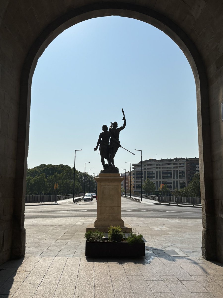 Lleida, Arc del Pont i monument a Indíbil i Mandoni, cabdills il·lergetes.