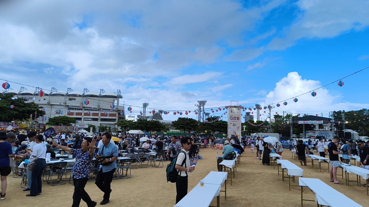 motto44's tweet photo. ビアフェスタなう。15時から並んだけどシート席確保出来ず。スタンディングで席取りしました。 https://t.co/uA3DNbuCzO