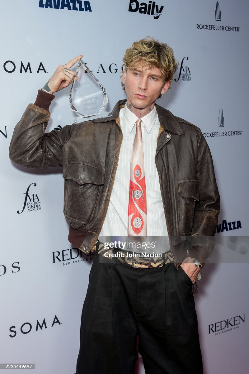 ▫️MGK was honored with the Style Icon Award at The Daily Front Row's  12th Annual Fashion Media Awards. | MGK fue galardonado con el premio Style Icon Award en la 12.ª edición de los Fashion Media Awards de The Daily Front Row. 
📍The Rainbow Room . NYC 🗽.

 📸 Getty Images