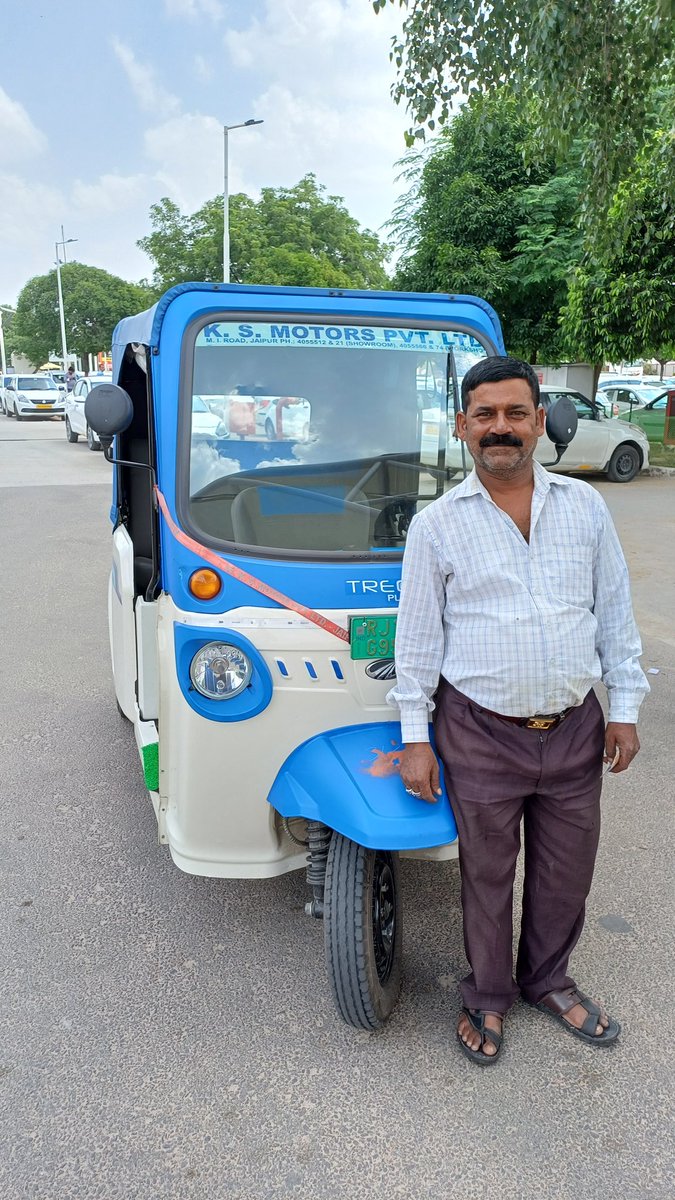 I deliberately choose to ride in this <a href="/Mahindra_Auto/">Mahindra Automotive</a> for the airport drop. After riding 15 kms, I found it to be very smooth and convenient. What an Auto. Kudos to <a href="/anandmahindra/">anand mahindra</a> and team of Mahindra. 
#swadeshi #MakeInIndia