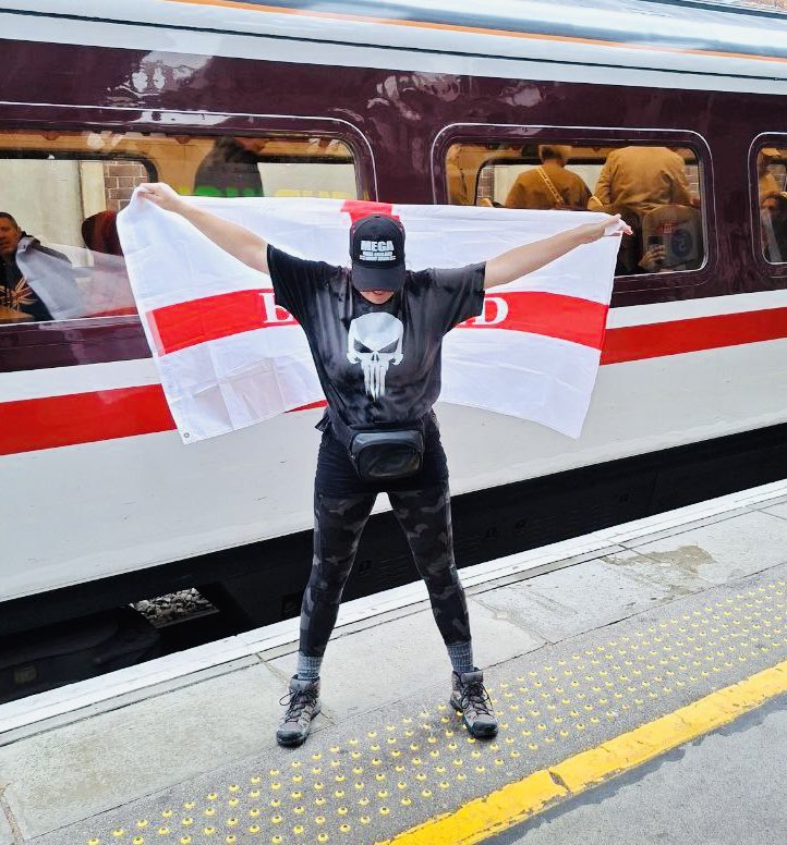 🇬🇧🏴󠁧󠁢󠁥󠁮󠁧󠁿Here we go….

#UniteTheKingdom #TommyRobinson #london #RaiseTheColours