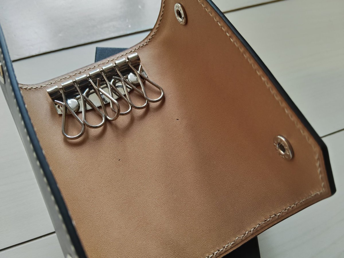 万双 ブライドルレザーキーケース
色 ボルドー
どんな感じに育っていくかな🥳