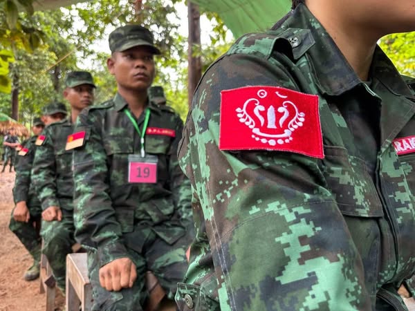 ArakanBaynews's tweet photo. FFD Policewomen Excel in BPLA NCO Course

The Burma People’s Liberation Army (BPLA) held the graduation of its NCO Training Course (Batch 2) on September 2 at Military Region 107, with instruction provided by the Arakan Army (AA).

Of 66 trainees from BPLA, FFD, Yangon PDF, HOD-PDF, and other allied groups, 50 completed the five-month course.

Two policewomen from the Force for Federal Democracy (FFD) received distinction awards: Ma Khraung for academics and Ma Kyulik for health.

Commanders from KNLA Brigade 5, AA, and other allies attended the ceremony.

Photos – FFD / BPLA