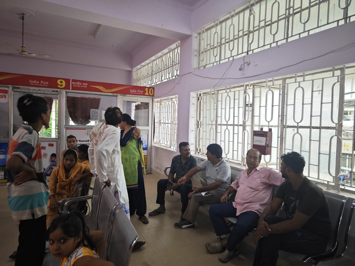 damnitrahul's tweet photo. Went to Bakipore Post Office today to update my mobile number updated with Aadhaar.

What happened there shows the pathetic state of governance in Bihar.

@UIDAI @IndiaPostOffice @NitishKumar @dm_patna @cpmgbihar https://t.co/I2VkFa6v9B