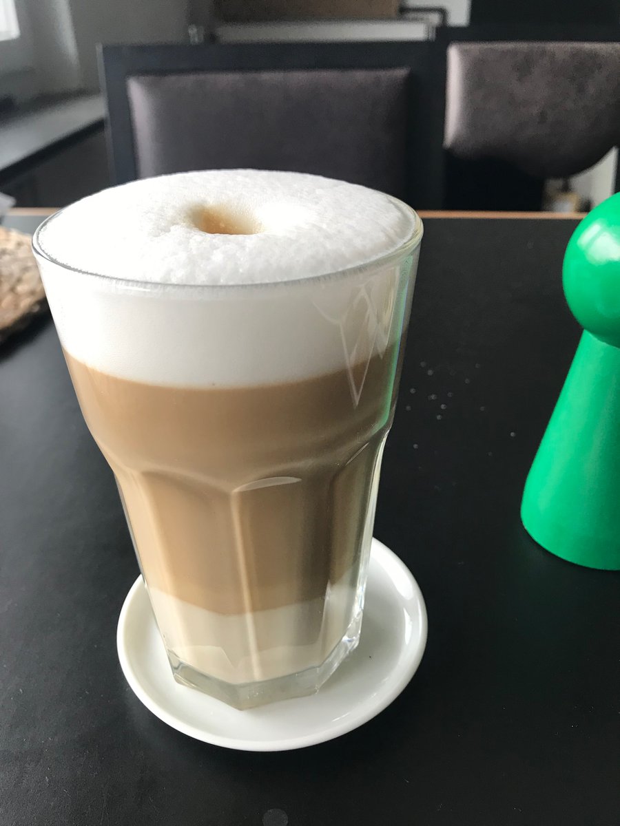 Kuchenproduktion am frühen Morgen 
Birnen-Pampelmusen-Tarte auf Mandelmürbeteig mit Mandelspänen
Begleitend zum Latte Macchiato 
<a href="/pulpo404/">pulpo404</a> <a href="/FPflaumenbaum/">fritzchenpflaumenbaum</a>