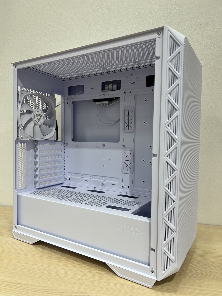 【PCケース入荷しました！】
冷却重視派必見❗️
「MONTECH AIR 903 MAX」販売中です。
搭載可能最大クラスの冷却性能🔥 
フロント／トップ360mmラジエーター対応
HP140ファン×4、縦置きGPUもOK。見た目も機能もガチなケースです。
#ドスパラ #PC自作 #Montech