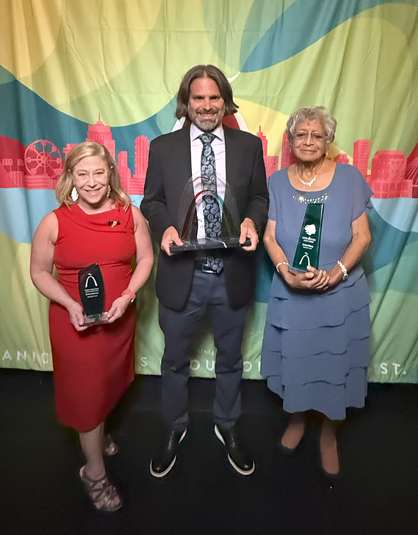 redlatinastl.com/noticia/st_lou…
El Grupo de Líderes Hispanos celebra el Premio Esperanza 2025
Hispanic Leaders Group Celebrates the 2025 Esperanza Award <a href="/STLHLG/">Hispanic Leaders Group of Greater St. Louis</a>