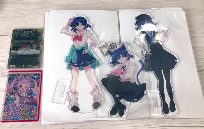 明日出す予定のアクスタ、アクキー届きましたかなりでかいです!(横のカードは比較用です) アクキーはナスカンを猫ちゃんにしたので可愛いです