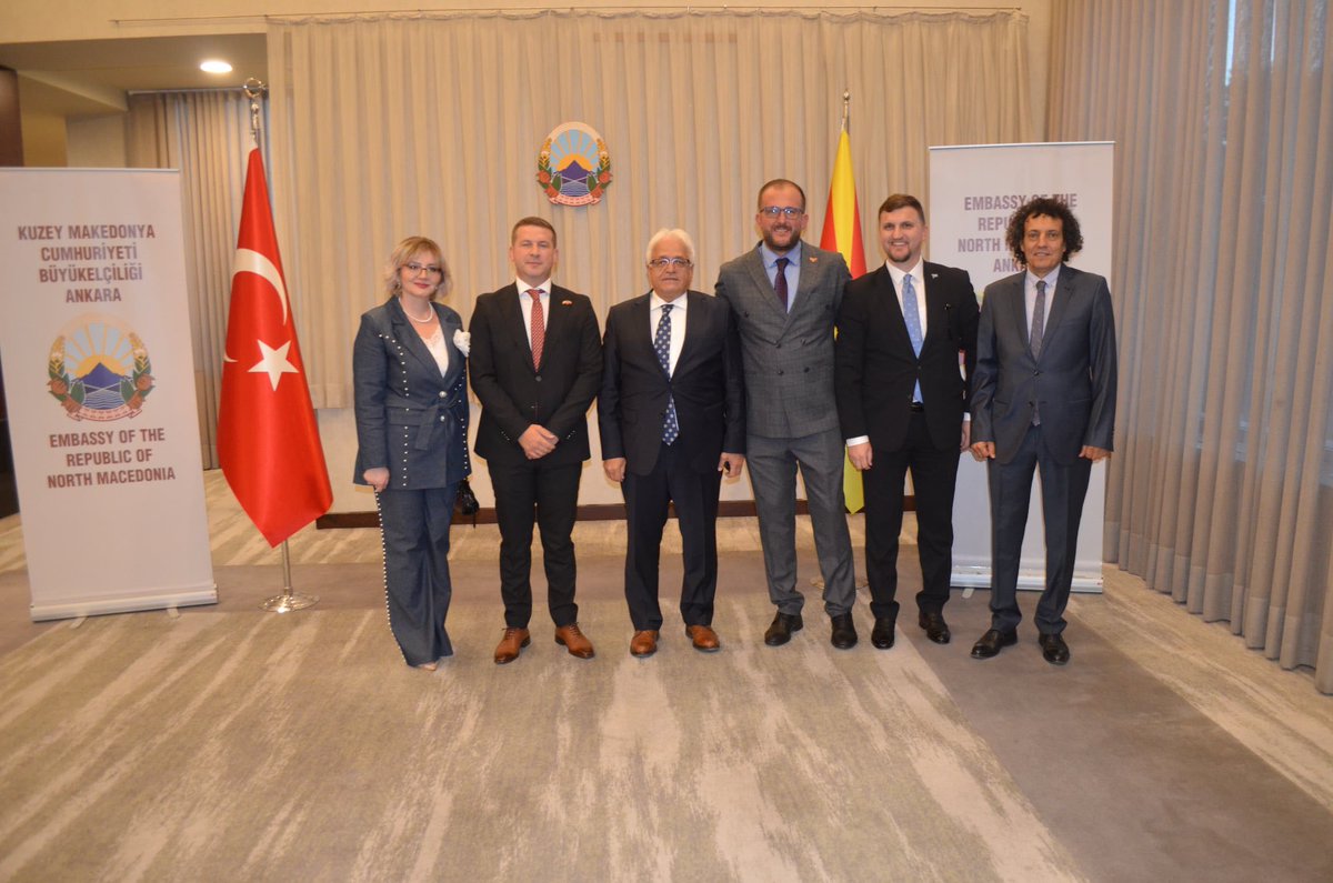 KALAFaridin's tweet photo. 🇲🇰 Kuzey Makedonya Cumhuriyeti Ankara Büyükelçiliği tarafından düzenlenen Bağımsızlık Resepsiyonuna katıldık.

Çok sayıda kurum ve kuruluşun üst düzey temsilcilerinin iştirak ettiği bu anlamlı gecede, dostluk ve iş birliği bağlarımızı pekiştirdik. https://t.co/cPbqhwbrui