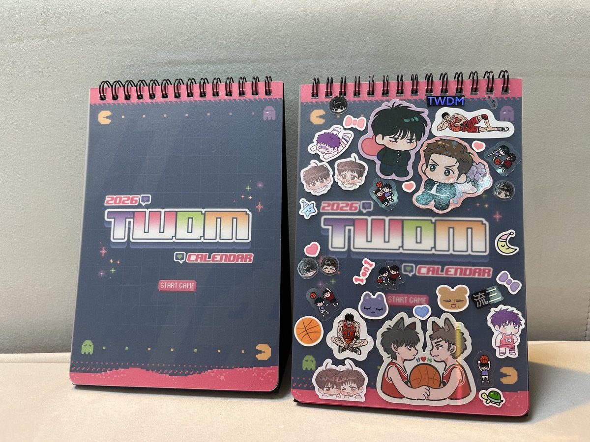 💜2026 YEAR TWDM CALENDAR💚
실물 사진을 공개합니다! 앞쪽에 반투명 플라스틱 커버가 있어 스티커를 붙이고 꾸밀 수 있습니다☺️
내지 샘플은 포스타입 링크에서 확인이 가능합니다!